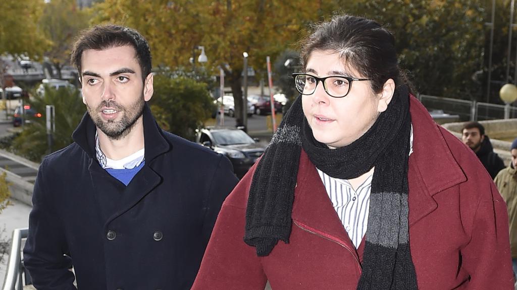 Zeus y Thais Tous, los hijos de Sara Montiel, a su llegada a la Audiencia Provincial de Madrid.