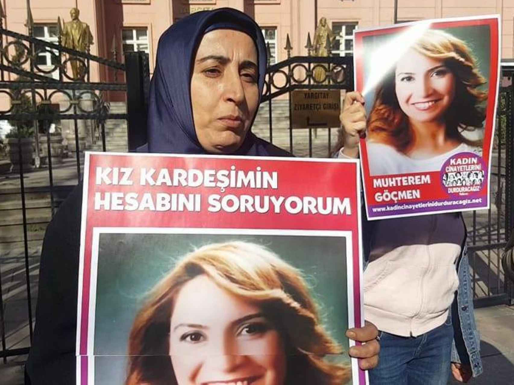 Muhterem Göçmen, asesinada por su marido en 2013, en un cartel que sostiene su hermana.