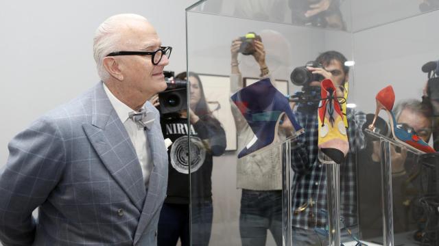 Manolo Blahnik observando sus creaciones.