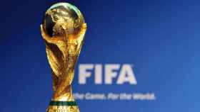 La Copa del Mundo, el trofeo por el que competirán 32 países en Rusia.