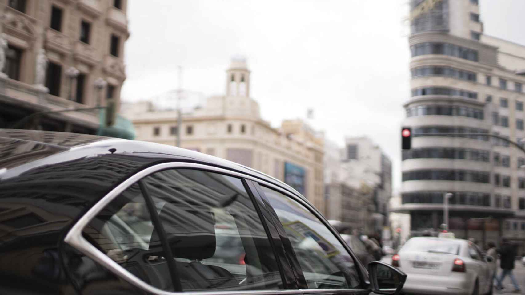 Un Uber circulando por la Gran Vía de Madrid.