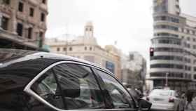 Un Uber circulando por la Gran Vía de Madrid.