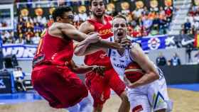 Sebas Sáiz y Prepelic en el duelo de las ventanas FIBA. Foto: fiba.es