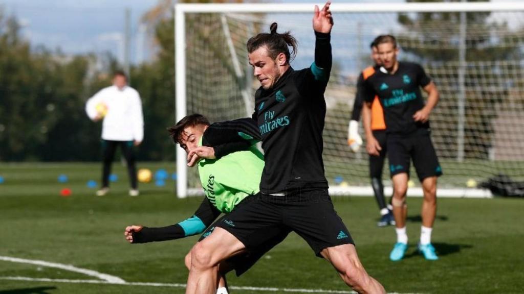 Bale lucha un balón en el entrenamiento del Real Madrid