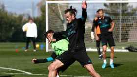 Bale lucha un balón en el entrenamiento del Real Madrid