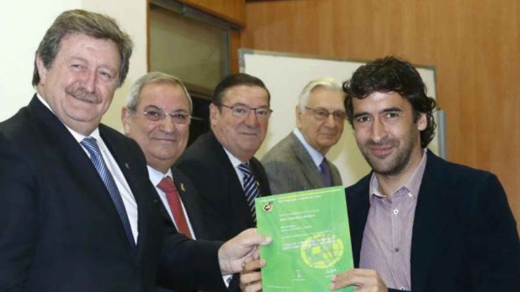 Raúl, con su diploma del  Curso de Formación Superior de Directores Deportivos de la RFEF. Foto: rfef.es