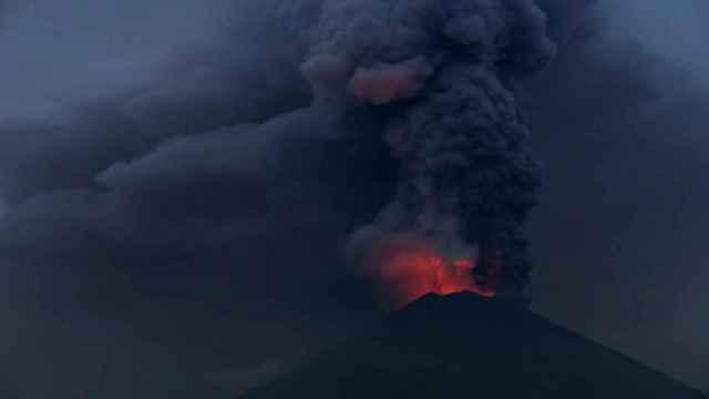La lava, visible en el volcán Agung.