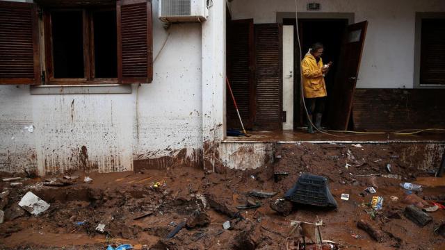 Local destrozado por las inundaciones en Mandra.