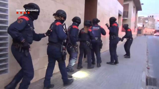 Un amplio dispositivo de Mossos d'Esquadra entrando en casa de Abdeslam