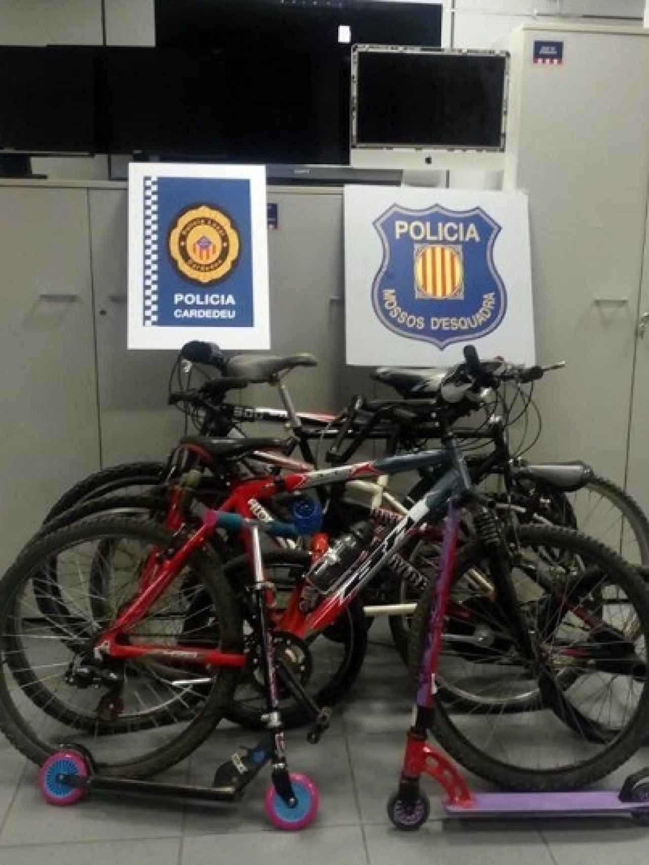 Los Mossos exhiben los dos patinetes y las bicicletas intervenidas en casa de Abdeslam