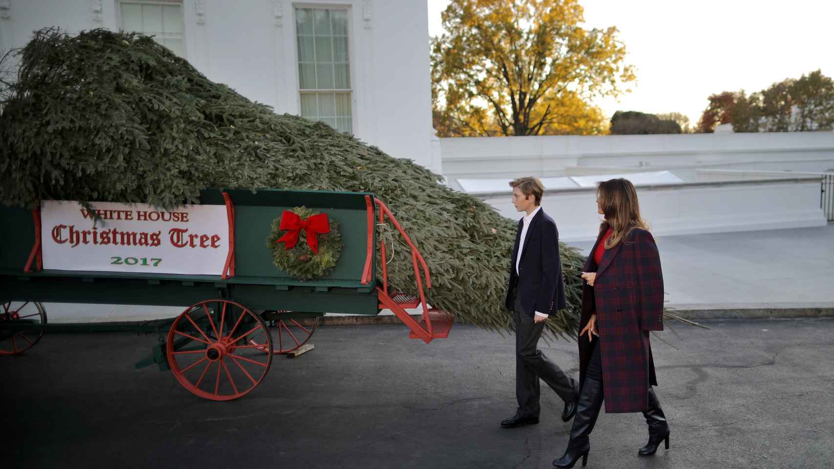 Barron y Melania Trump dan la bienvenida al árbol de Navidad oficial de la Casa Blanca.