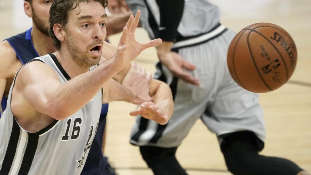 Pau Gasol pasa el balón ante Dallas.