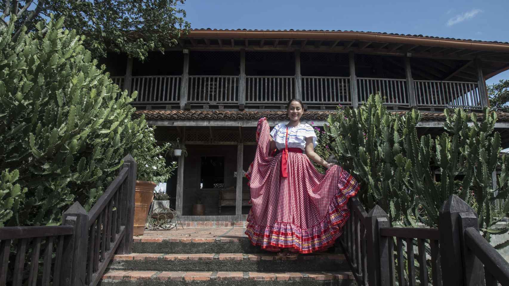 Rosarito posa con un vestido tradicional a las puertas del Ingenio El Abuelo