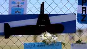 Un ramo de flores y frases de apoyo a los desaparecidos del submarino argentino.