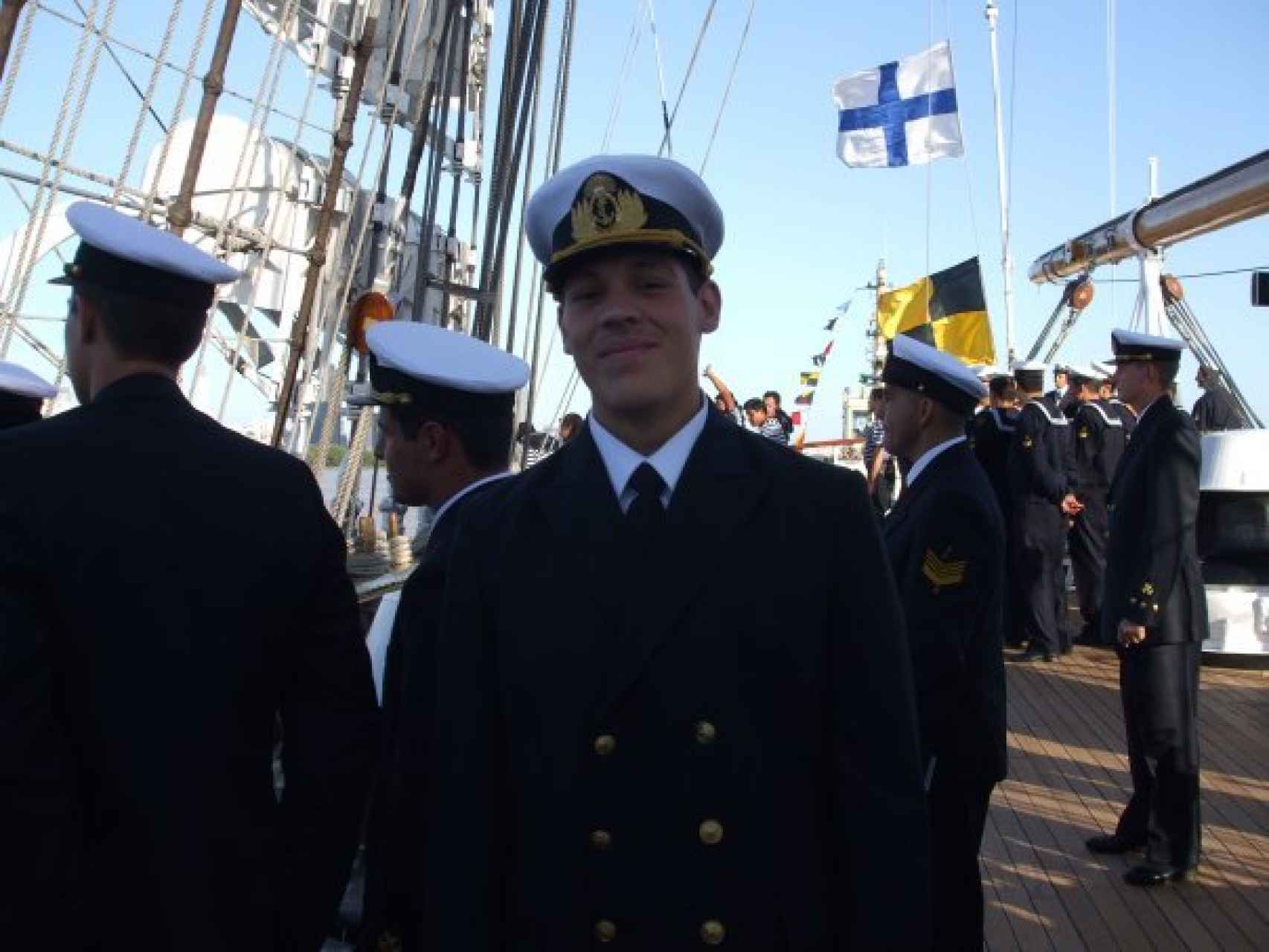 Renzo ostenta actualmente el rango de teniente de fragata de la Armada argentina.