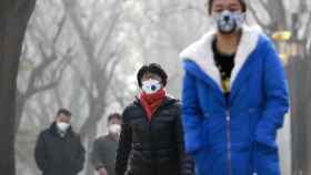 Personas con mascarilla pasean por Pekín.