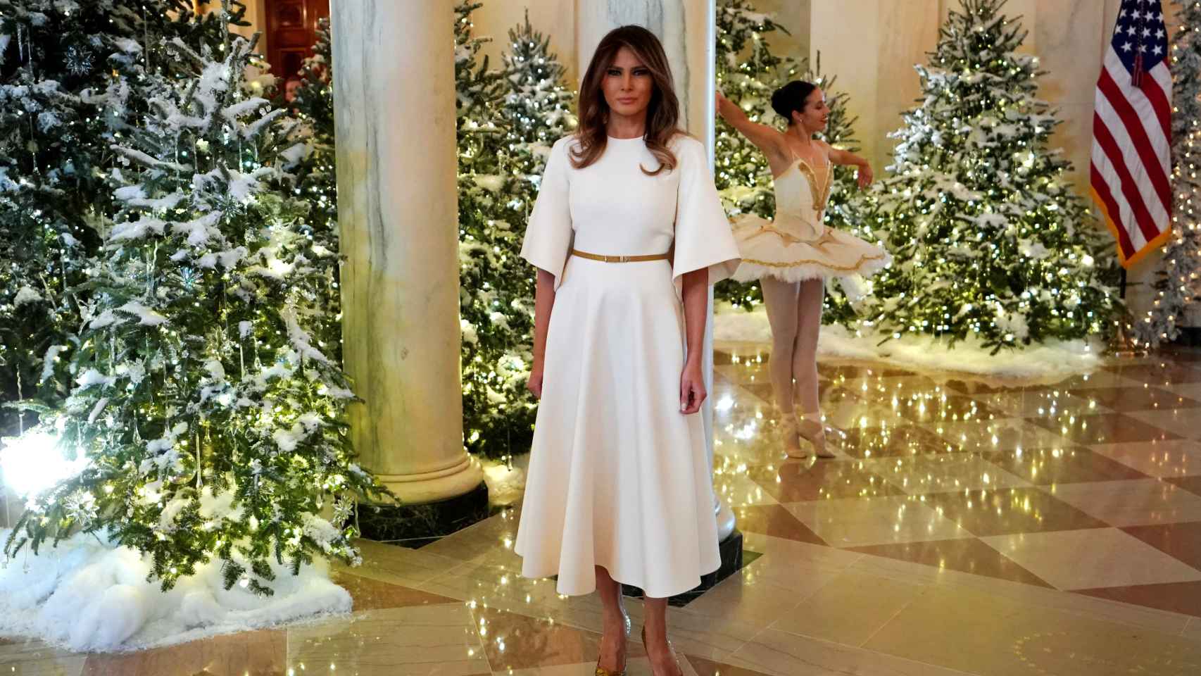 Melania Trump enseña la decoración navideña de la Casa Blanca.