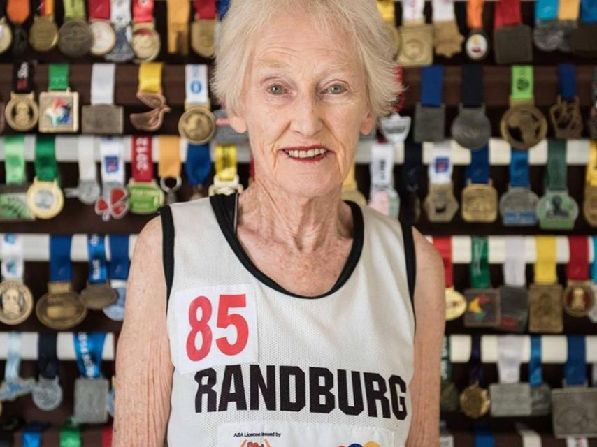 Deirdre Larkin junto a su inmensa colección de medallas.