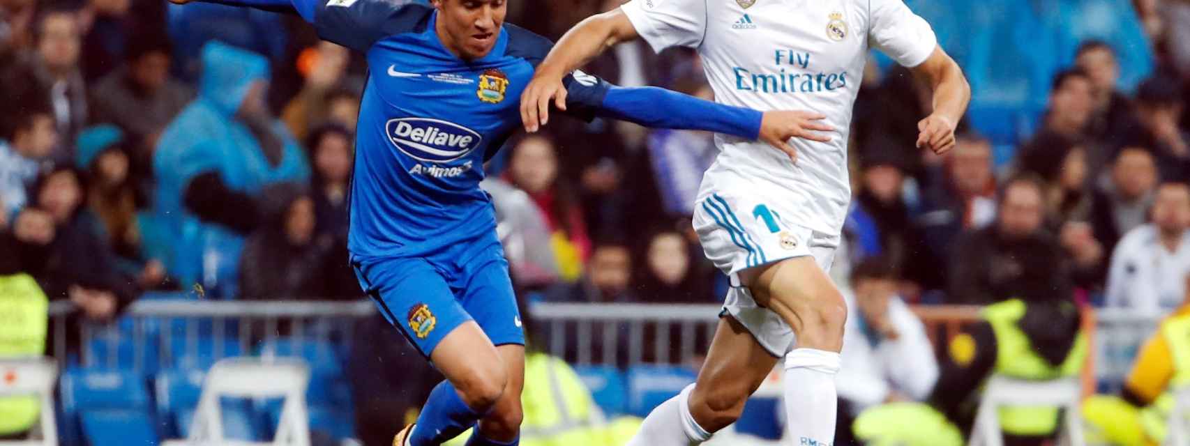 Marcos Llorente ante Luis Milla Jr en el Real Madrid - Fuenlabrada de Copa.