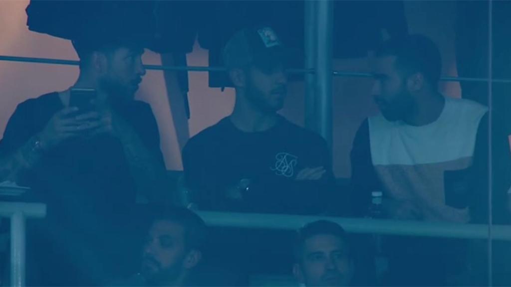Sergio Ramos, Marco Asensio y Dani Carvajal viendo el partido de Copa del Rey
