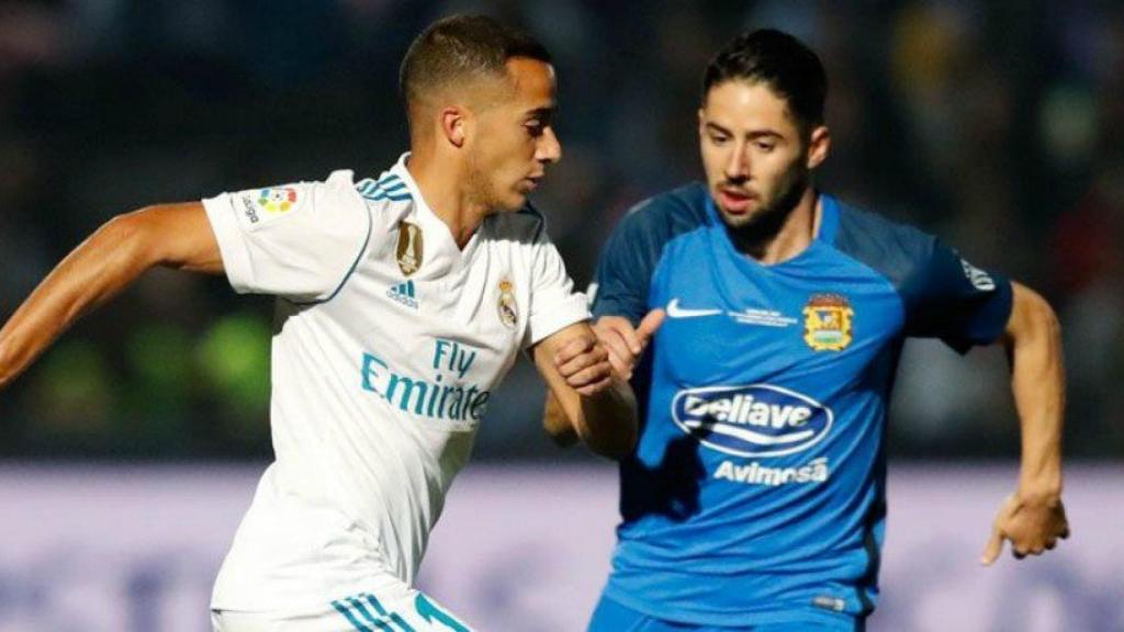 Lucas Vázquez junto a un rival del Fuenlabrada