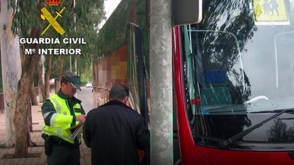 El conductor denunciado es un salmantino de 45 años que realizaba la ruta con destino al colegio público de Villamayor