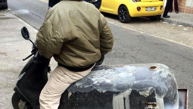 Lleva una bañera en un ciclomotor y, claro, acaba como acaba