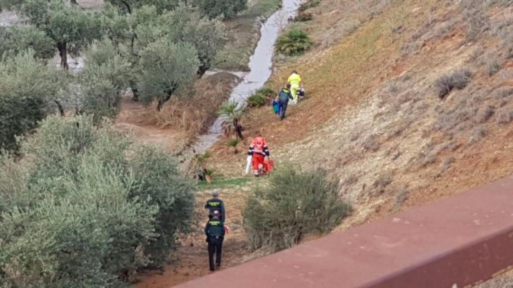 Servicios de emergencia a campo a través para poder llegar al lugar del descarrilamiento.