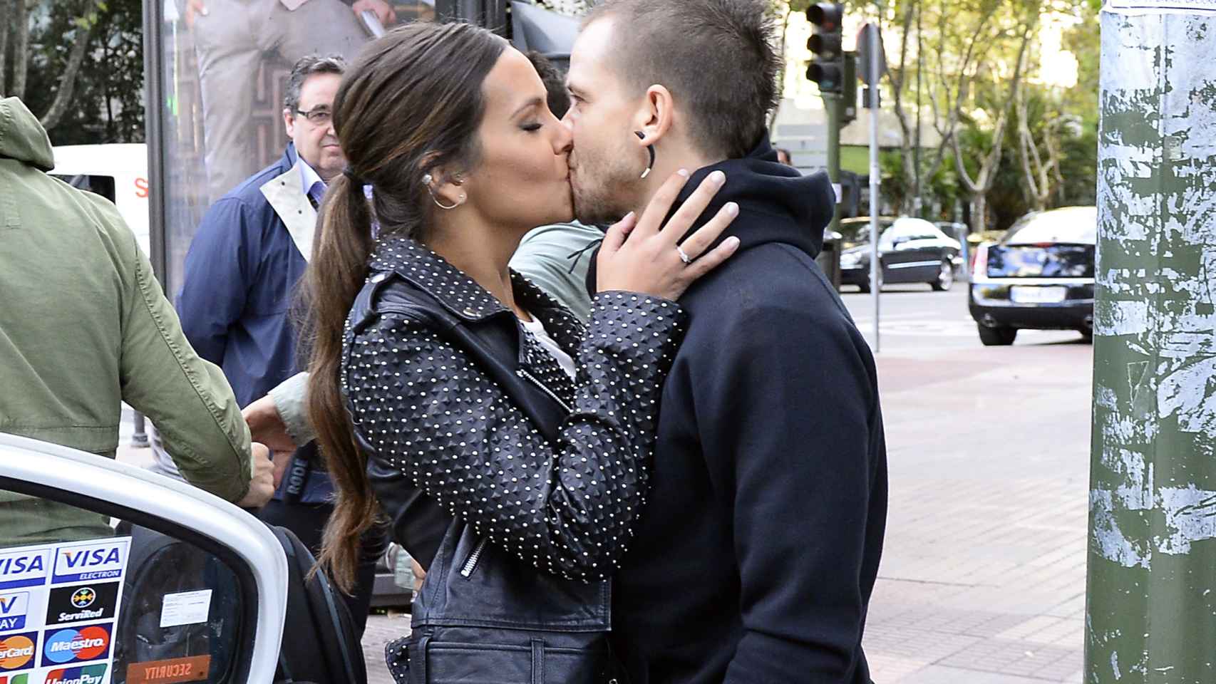 La pareja mostrando su amor por las calles de Madrid.
