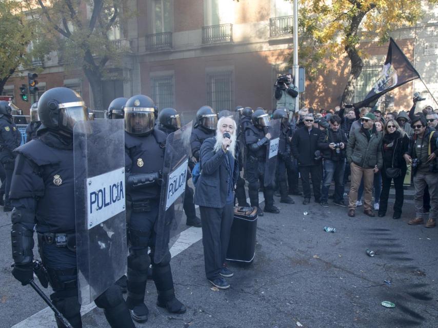 Matías, junto al cordón policial en Neptuno.