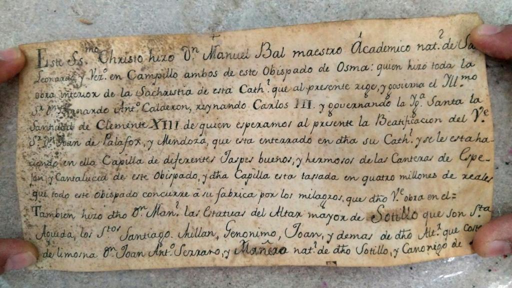 El documento hallado dentro de la talla del Cristo.