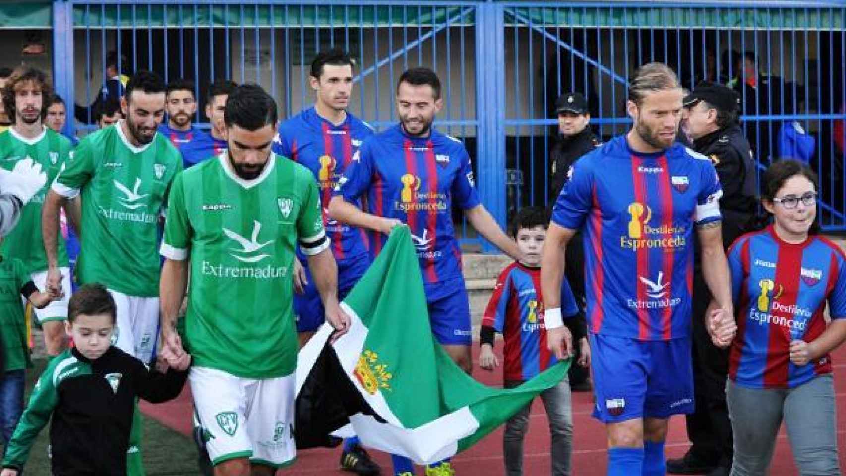 Jugadores del Villanovense y Extremadura portando la bandera extremeña.