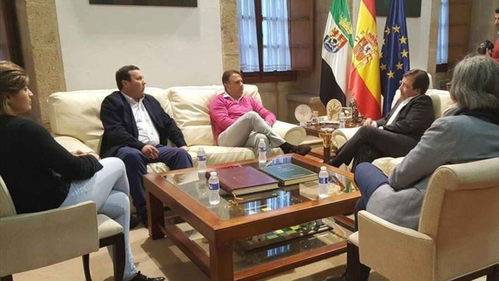 Fernández Vara, con los presidentes de Villanovense y Extremadura.