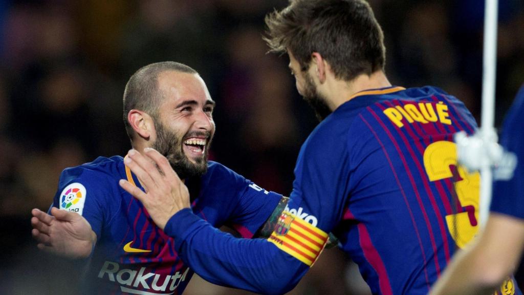 Piqué cleebra con Aleix Vidal un gol del Barcelona.