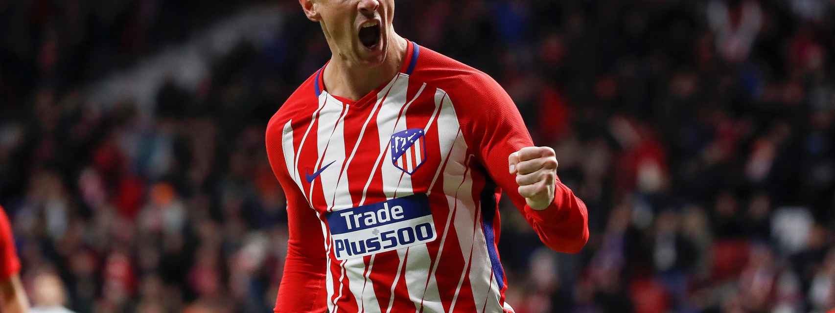 Fernando Torres celebra uno de sus goles al Elche.