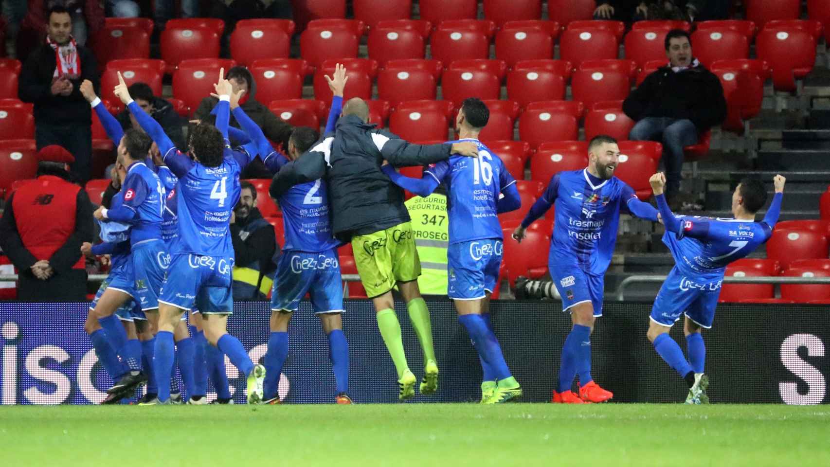 Los jugadores del Formentera celebran su victoria en San Mamés.