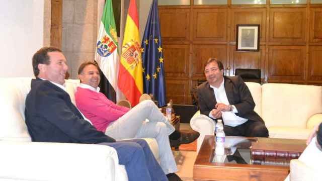 Fernández Vara junto a Jose María Tapia, presidente del Villanovense, y Manuel Franganillo, del Extremadura.