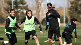 Lucas Vázquez, Modric y Ramos en el entrenamiento