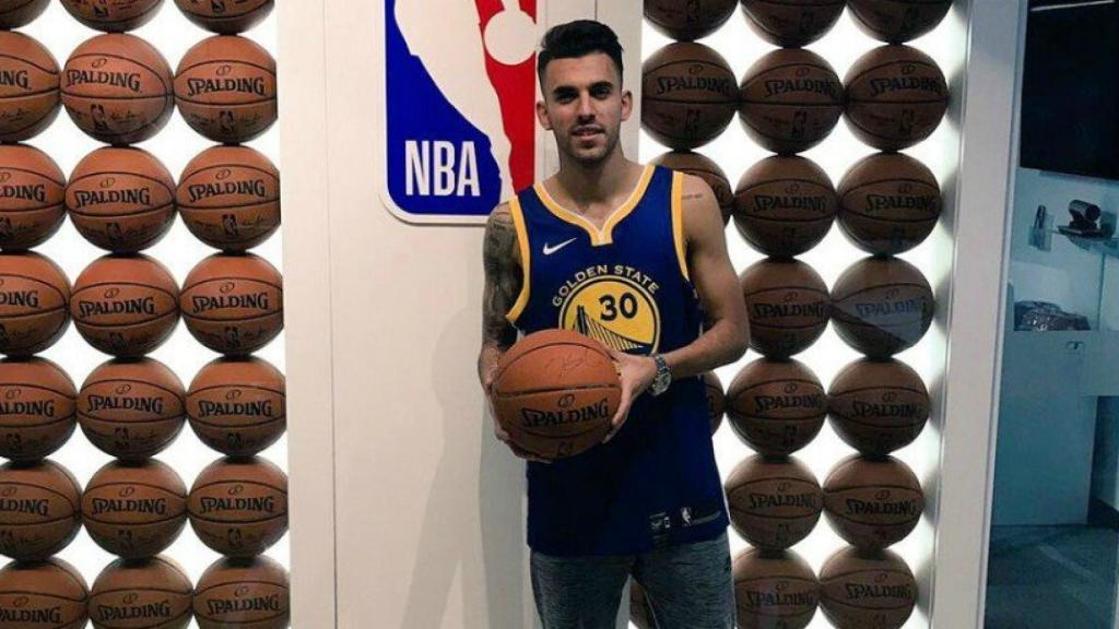 Ceballos en su visita a la sede de NBA Spain. Foto: Twitter (@DaniCeballos46)