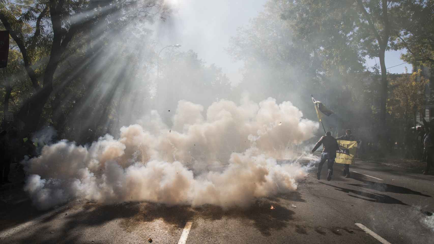 Una calle de Madrid llena de humo durante la manifestación.