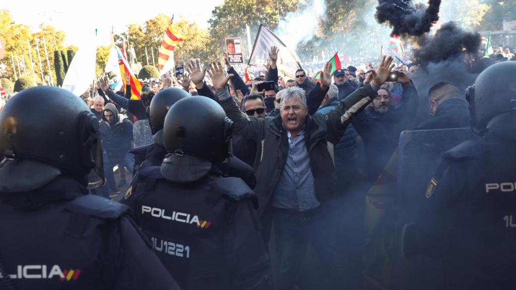 Protestantes se manifiestan frente a la Policía.