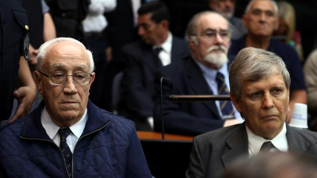 Jorge Acosta (i) y Alfredo Astiz (d) escuchan la sentencia del tribunal.