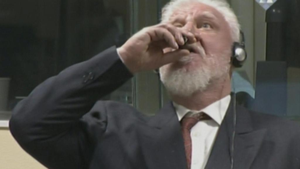 Slobodan Praljak bebe durante el juicio