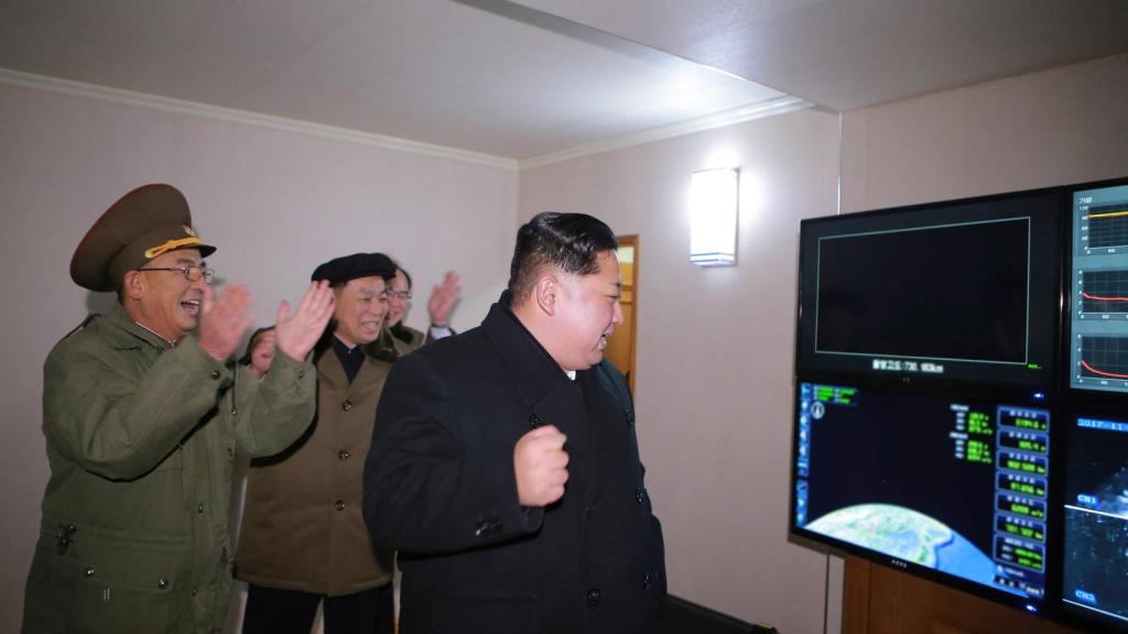 Kim Jong-un celebra el lanzamiento del misil