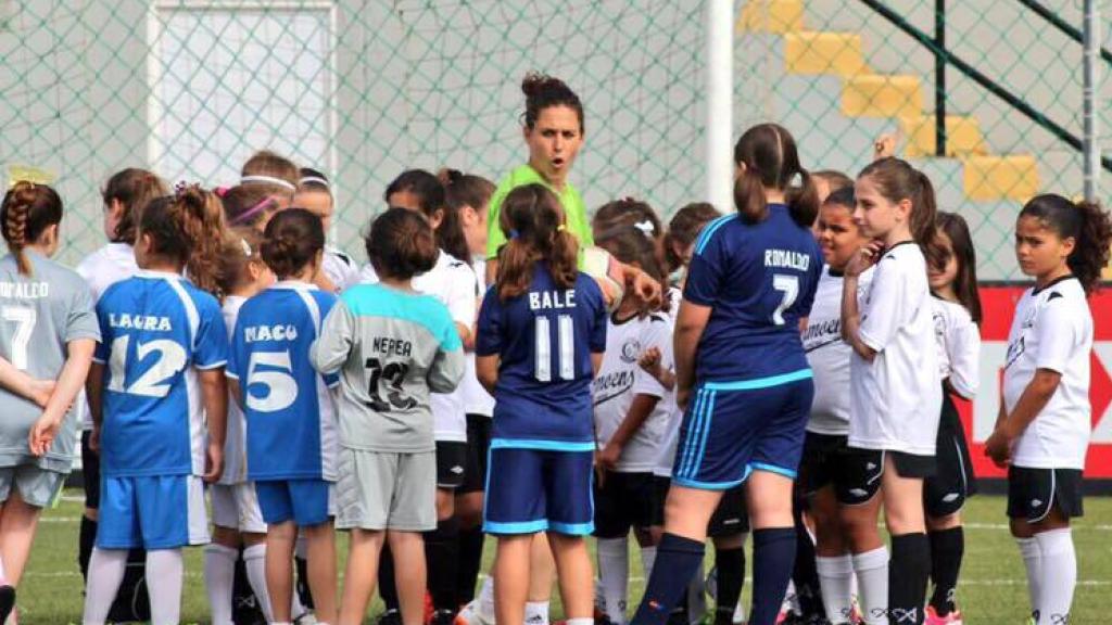 Vero Boquete durante una clase con niñas