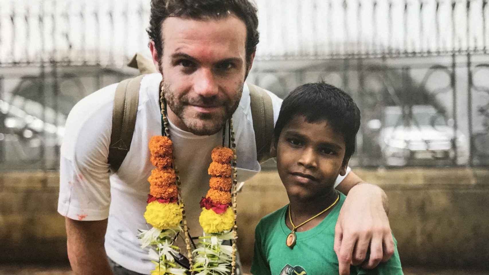 Juan Mata, en una visita a Mumbai