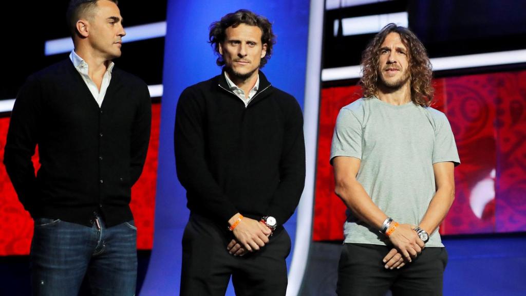 Cannavaro, Diego Forlán y Carles Puyol, exfutbolistas que participarán en el sorteo del Mundial.