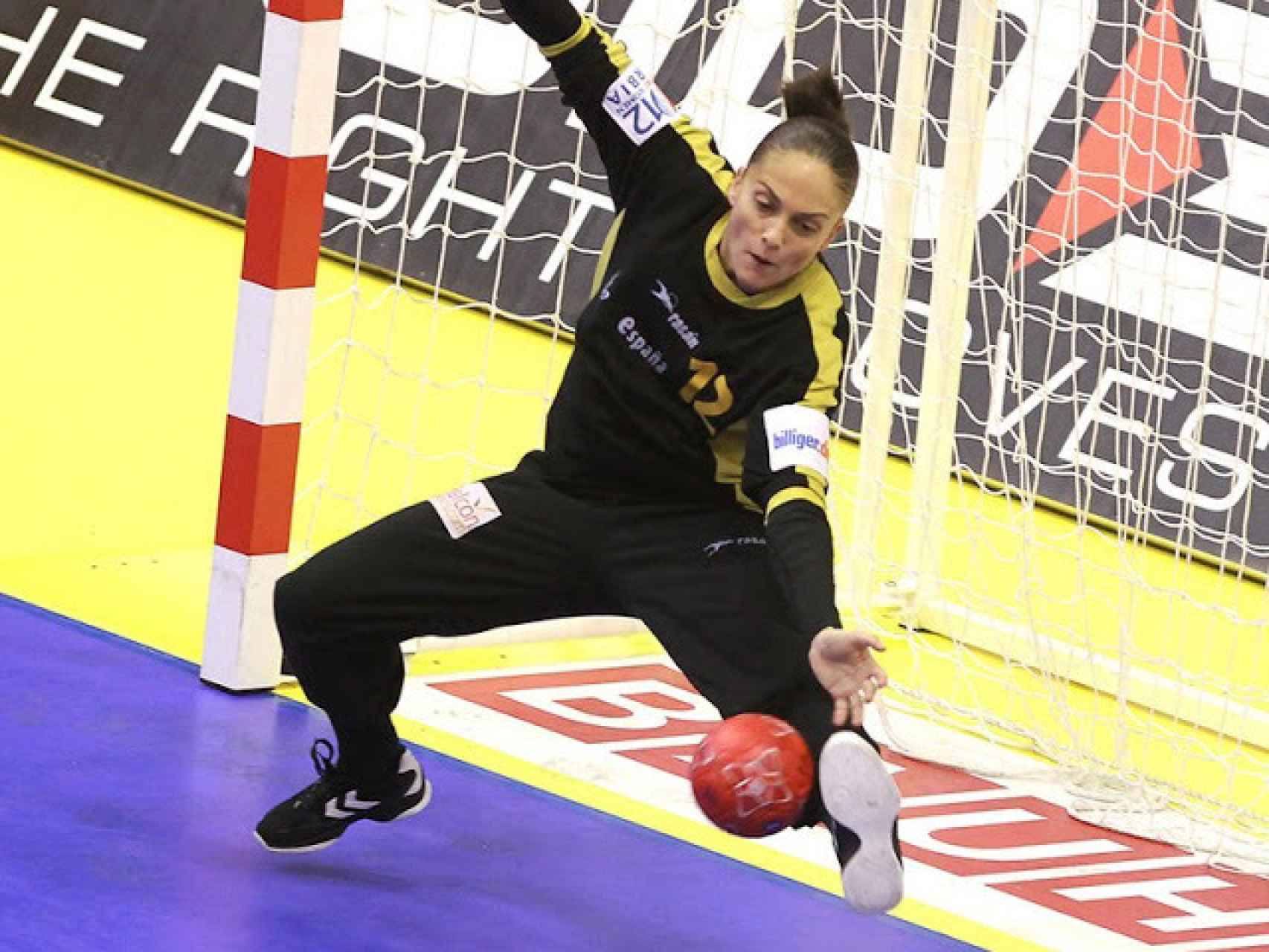 Silvia Navarro intenta parar el balón.