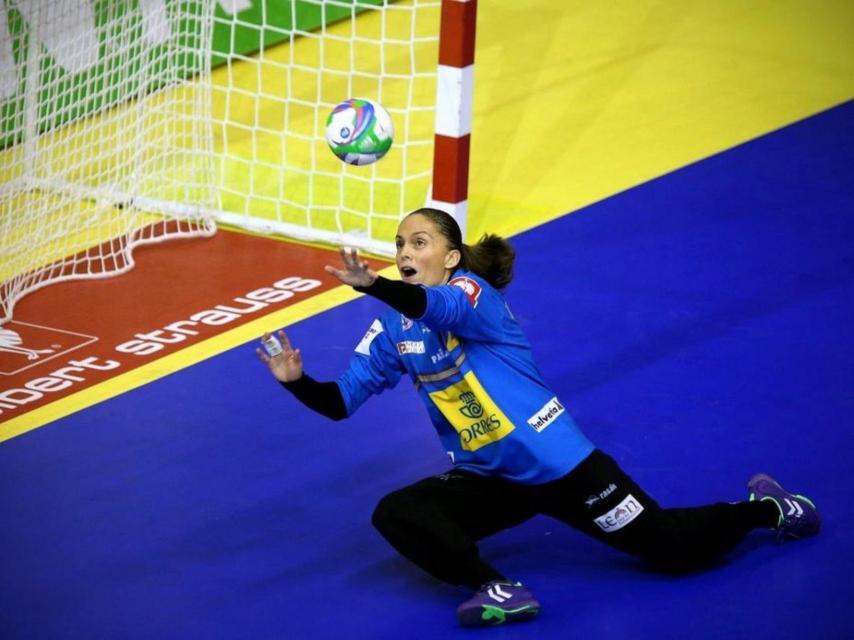 Silvia Navarro detiene la pelota.