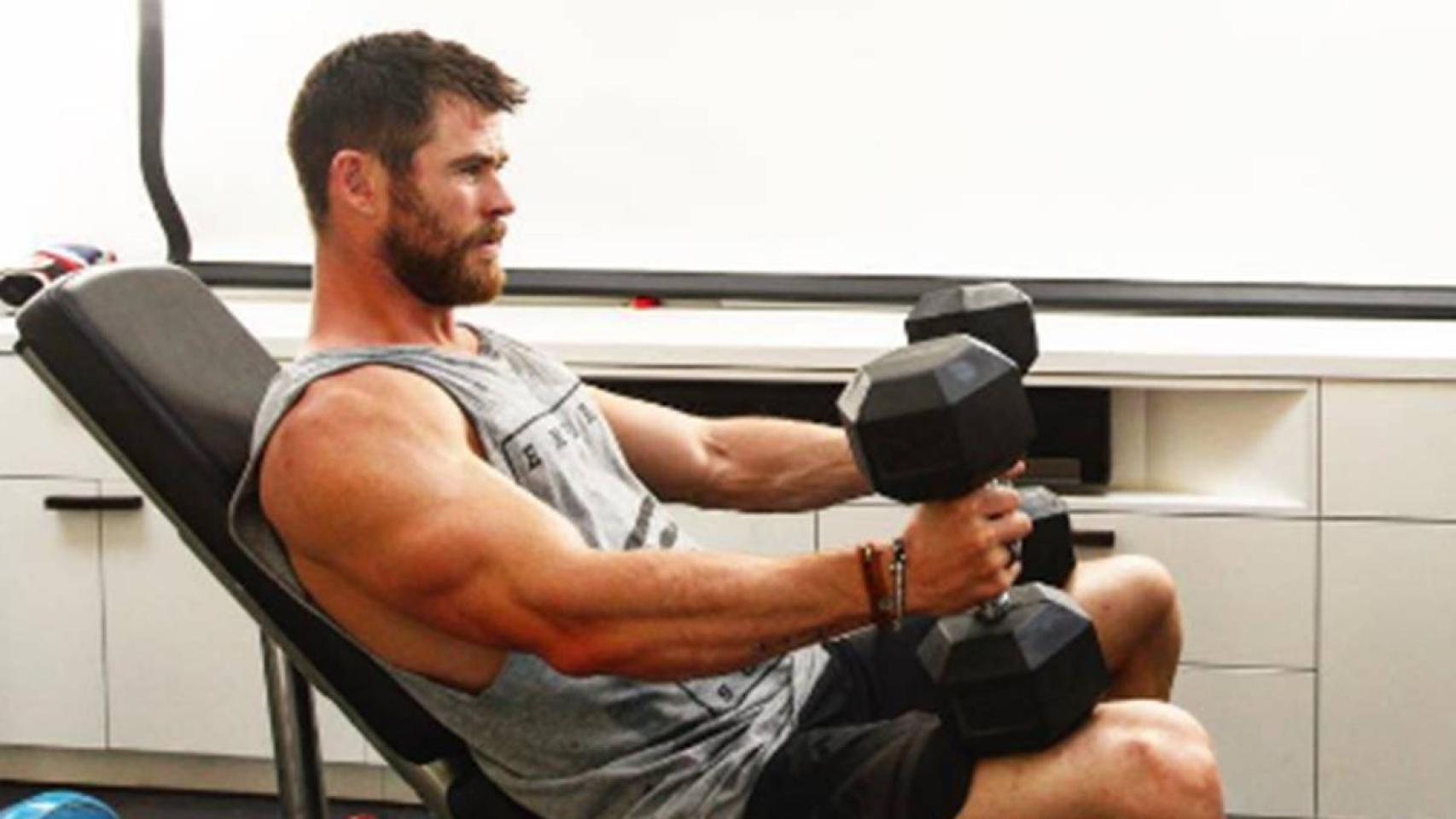 Chris Hemsworth te enseña cómo convertirte en Thor.